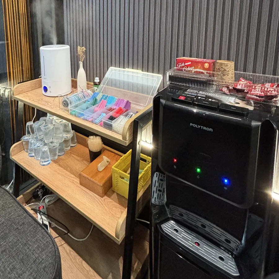 Rak refreshment dengan air minum, humidifier dan dispenser
